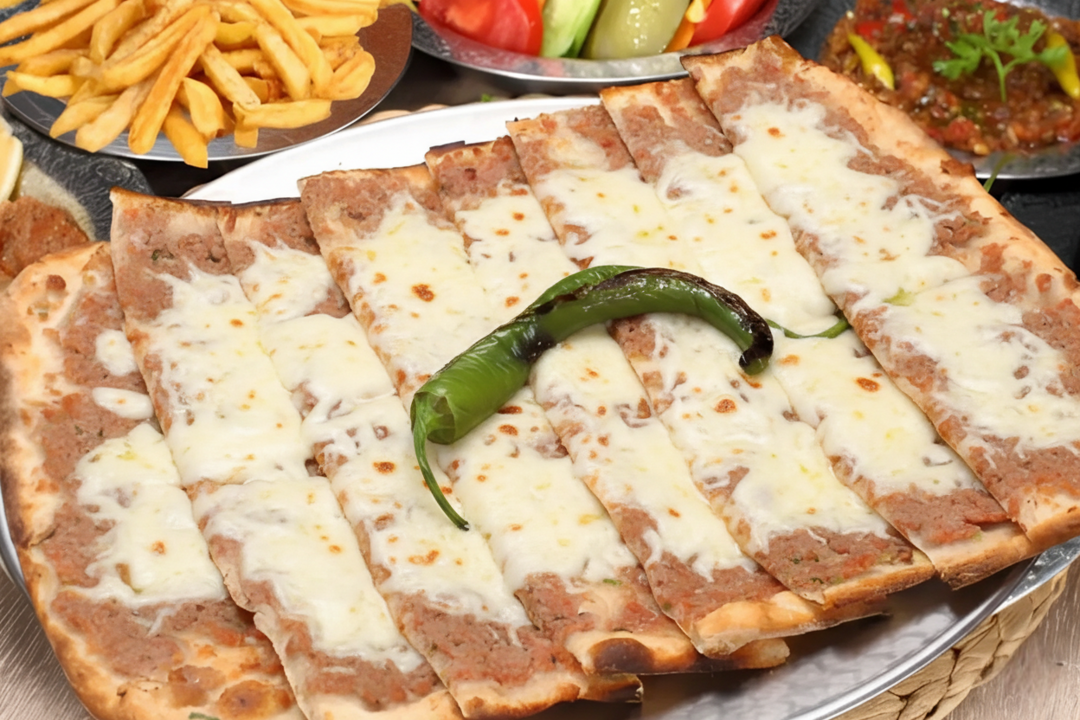 Kıymalı Kaşarlı Pide