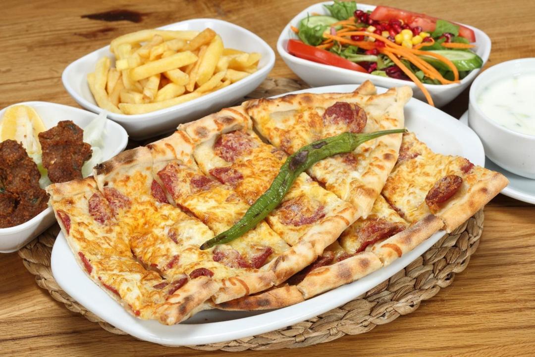 Sucuklu Kaşarlı Pide